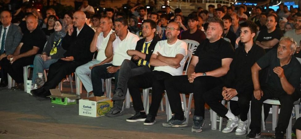 Isparta Meydanında Dev Ekran: Fenerbahçe Heyecanı Sokağa Taştı