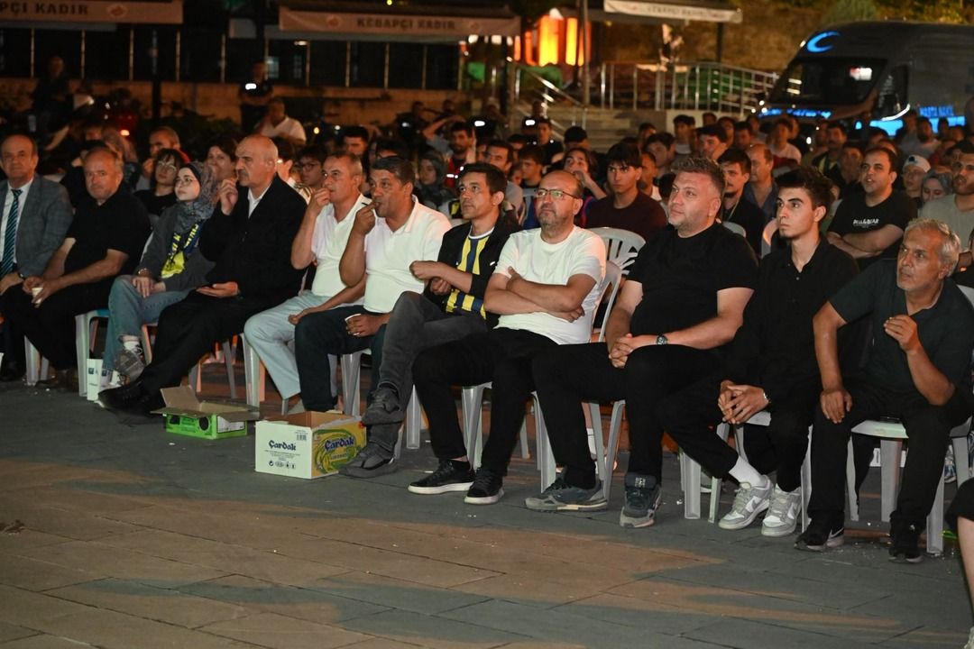 Isparta Meydanında Dev Ekran: Fenerbahçe Heyecanı Sokağa Taştı