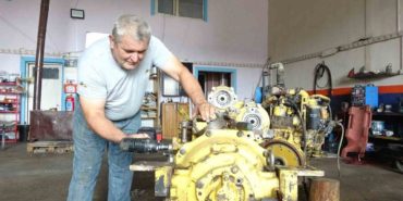 Isparta’da 10 yaşında şantiyelerdeki iş makinelerinin yanında başladığı mesleğini yarım asırdır sürdürüyor