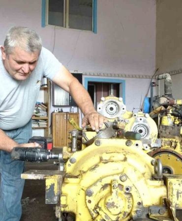 Isparta’da 10 yaşında şantiyelerdeki iş makinelerinin yanında başladığı mesleğini yarım asırdır sürdürüyor
