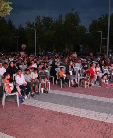 Isparta’da Açık Hava Sineması Rüzgarı Halife Sultan’da Esti