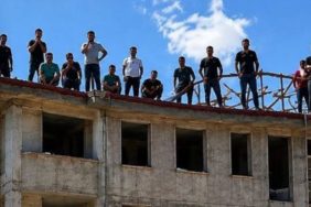Isparta’da Hak Arayışı: Ücretini Alamayan İşçiler Çatıda Eylemde