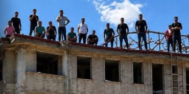 Isparta’da Hak Arayışı: Ücretini Alamayan İşçiler Çatıda Eylemde