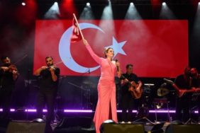 Isparta’da Kırmızı Beyaz Gece: Funda Arar Rüzgarı Esti