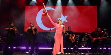 Isparta’da Kırmızı Beyaz Gece: Funda Arar Rüzgarı Esti