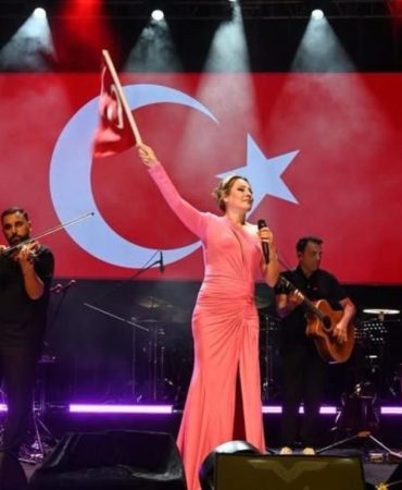 Isparta’da Kırmızı Beyaz Gece: Funda Arar Rüzgarı Esti