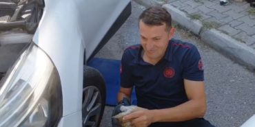Isparta’da Otomobile Sıkışan Yavru Kedi İçin Nefes Kesen Kurtarma