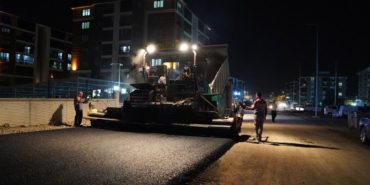 Muzaffer Türkeş Mahallesi’nde Gece Yarısı Asfalt Mesaisi