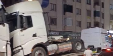 Özkanlar Alt Geçidi'nde TIR Sıkıştı, Trafik Kilitlendi