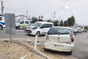 Şarkikaraağaç Çevreyolunda Feci Çarpışma: 5 Vatandaşımız Yaralandı