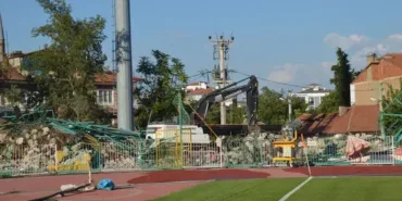 Tarihi Atatürk Stadyumu’nda Veda Vakti: Yıkım Maraton Tribününe Ulaştı