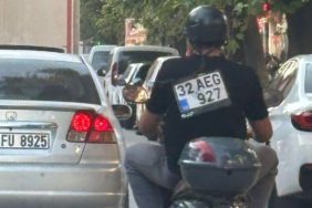 Trafikte Yok Artık Dedirten Görüntü: Plakasını Sırtına Astı!