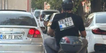 Trafikte Yok Artık Dedirten Görüntü: Plakasını Sırtına Astı!