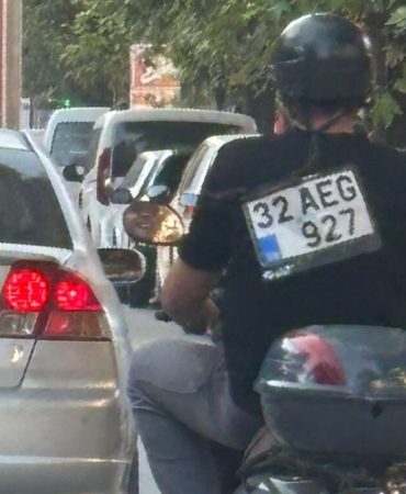 Trafikte Yok Artık Dedirten Görüntü: Plakasını Sırtına Astı!