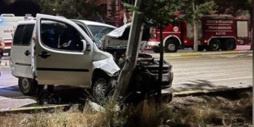 Vatan Mahallesi’nde Geceyi Bölen Kaza: Direğe Çarpan Araçta 2 Yaralı