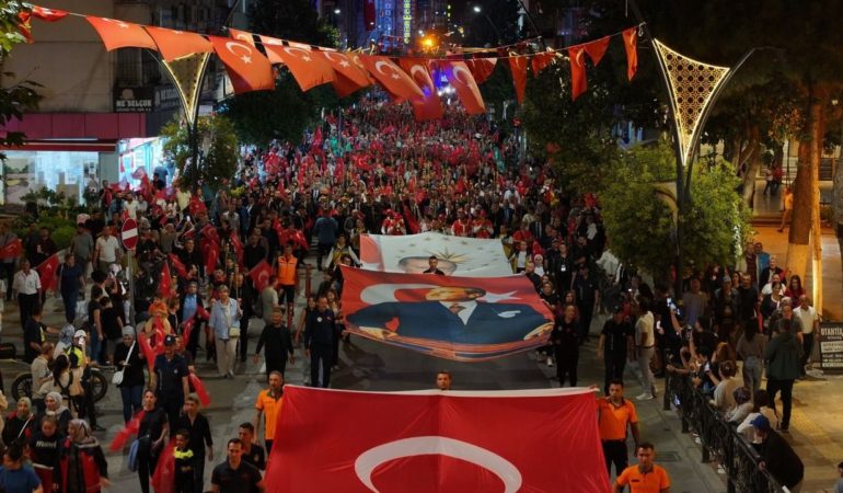 Zaferin Işığı Isparta’yı Aydınlattı: Kubat ile Unutulmaz Gece