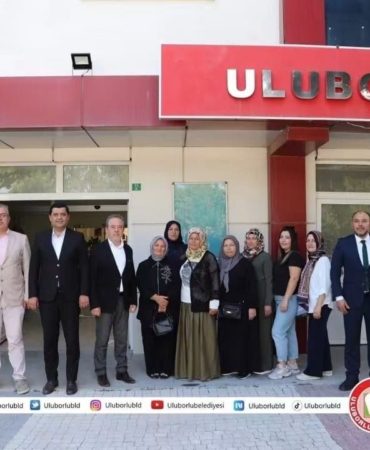 AK Parti MKYK Üyesi Mehmet Karabay Uluborlu’da Esnaf ve Vatandaşlarla Kucaklaştı