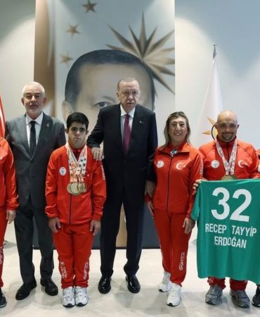 Başkentte Gönülleri Isıtan Buluşma: Cumhurbaşkanı Erdoğan’a Ispartaspor Forması Takdim Edildi