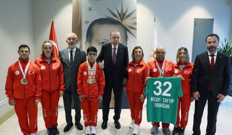 Başkentte Gönülleri Isıtan Buluşma: Cumhurbaşkanı Erdoğan’a Ispartaspor Forması Takdim Edildi