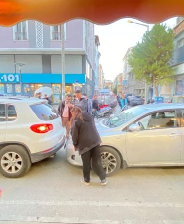 Burdur’da Korkutan Zincirleme Kaza: 3 Araç Birbirine Girdi