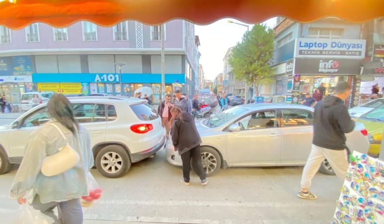 Burdur’da Korkutan Zincirleme Kaza: 3 Araç Birbirine Girdi