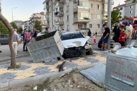 Davraz Mahallesi’nde İki Otomobil Birbirine Girdi: Ucuz Atlatıldı