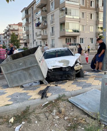 Davraz Mahallesi’nde İki Otomobil Birbirine Girdi: Ucuz Atlatıldı