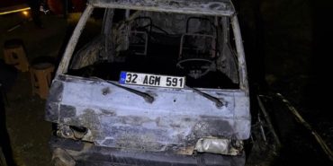 Direkli Köyü’nde Samanlık Faciası: Alevler İki Aracı Yuttu