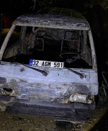 Direkli Köyü’nde Samanlık Faciası: Alevler İki Aracı Yuttu