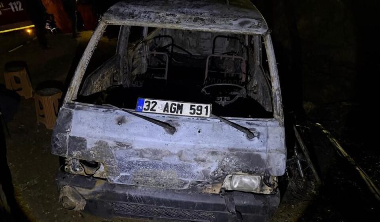 Direkli Köyü’nde Samanlık Faciası: Alevler İki Aracı Yuttu
