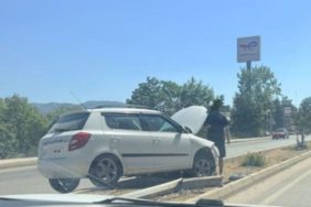Eğirdir’de Korkutan Kaza: Kontrolden Çıkan Otomobil Refüje Uçtu