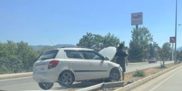 Eğirdir’de Korkutan Kaza: Kontrolden Çıkan Otomobil Refüje Uçtu
