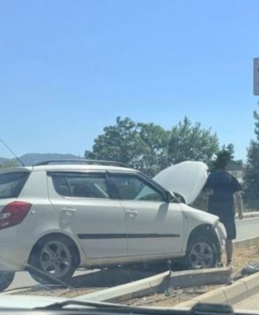 Eğirdir’de Korkutan Kaza: Kontrolden Çıkan Otomobil Refüje Uçtu