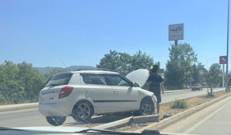Eğirdir’de Korkutan Kaza: Kontrolden Çıkan Otomobil Refüje Uçtu