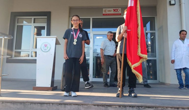 İbrahim Şener Ortaokulu’nun Gururu Esin Nur Altın Kick Boksta Şampiyon Oldu