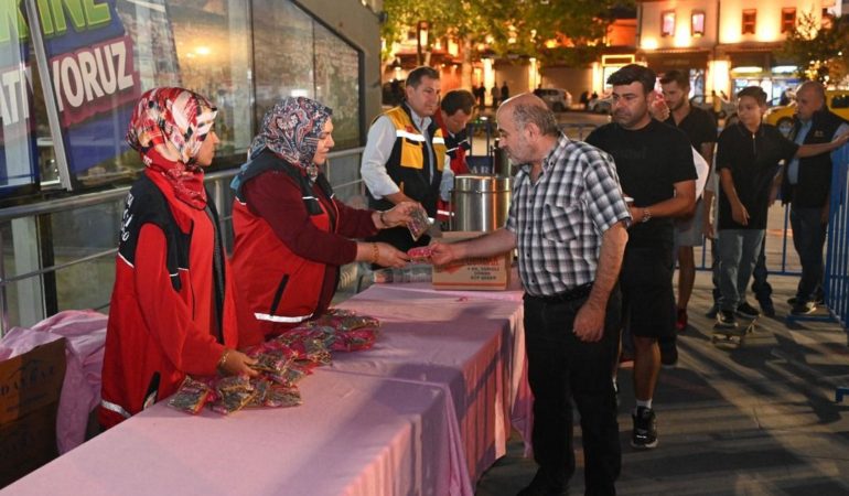 Isparta Meydanında Fenerbahçe Coşkusu: Roma Maçına Dev Ekran