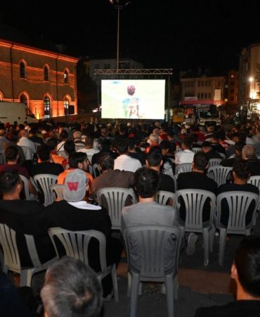 Isparta Sokaklarında Şampiyonlar Ligi: Dev Ekranda Futbol Şöleni