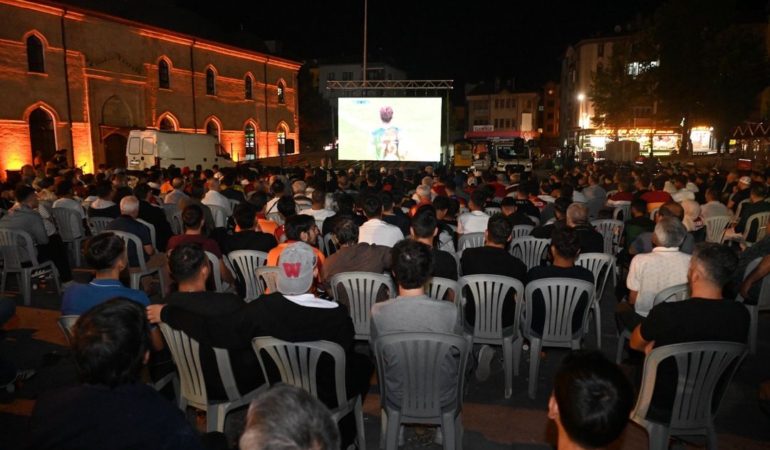 Isparta Sokaklarında Şampiyonlar Ligi: Dev Ekranda Futbol Şöleni