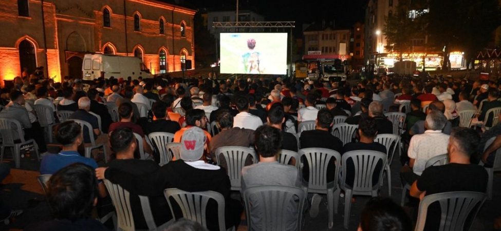 Isparta Sokaklarında Şampiyonlar Ligi: Dev Ekranda Futbol Şöleni