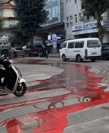 Isparta Yolu Kırmızıya Boyandı: Kan Sanıldı, Gerçek Başka Çıktı