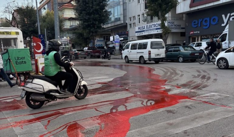 Isparta Yolu Kırmızıya Boyandı: Kan Sanıldı, Gerçek Başka Çıktı