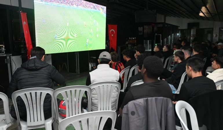 Isparta’da Milli Maç Coşkusu Dev Ekranda Yaşandı