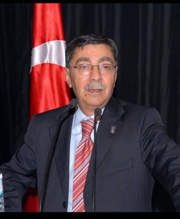 Prof. Dr. Dulupçu’dan Yürek Burkan Vefa: Ahmet Tevfik Köse’nin Kabrini Elleriyle Temizledi