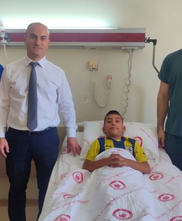 SDÜ’den Minik Hastaya Umut: Büyümeyi Durdurmayan Skolyoz Cerrahisi