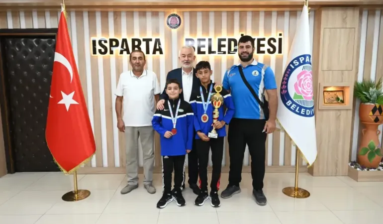 Senirkent’in Genç Pehlivanları Başdeğirmen’den Tam Not Aldı