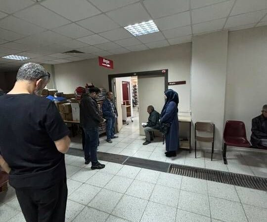 2027’ye Ramak Kala SDÜ Hastanesi’nde Şaşırtan Görüntü: Dijital Çağda Kağıt Kuyruğu Tepki Çekti!
