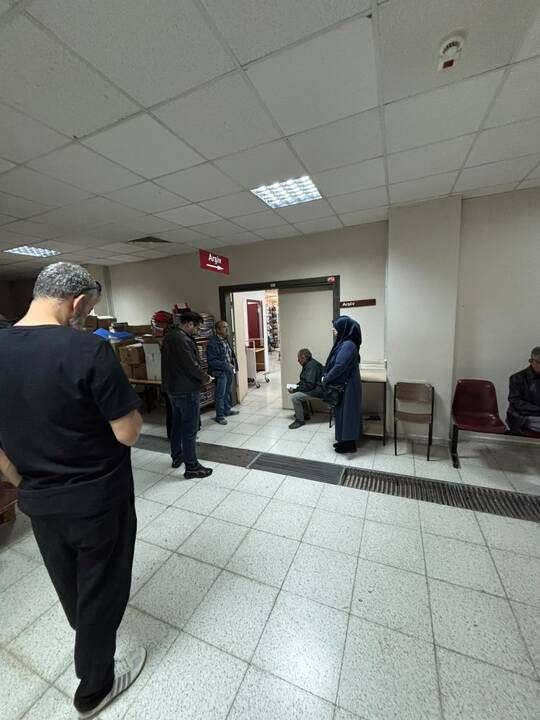 2027’ye Ramak Kala SDÜ Hastanesi’nde Şaşırtan Görüntü: Dijital Çağda Kağıt Kuyruğu Tepki Çekti!