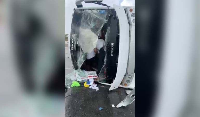 Antalya-Isparta Yolunda Korkunç Kaza: Midibüs Devrildi, Çok Sayıda Yaralı Var!