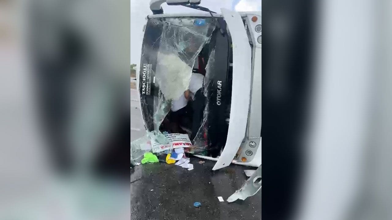 Antalya-Isparta Yolunda Korkunç Kaza: Midibüs Devrildi, Çok Sayıda Yaralı Var!
