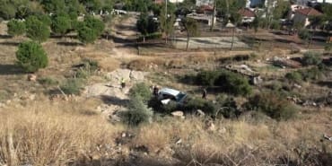 Antalya’da Dehşet Verici Kaza: Otomobil 30 Metrelik Uçuruma Uçtu, Sürücü Yaralı Kurtuldu!